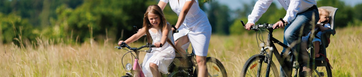 Familienausflug mit dem Rad © Kzenon-stock.adobe.com