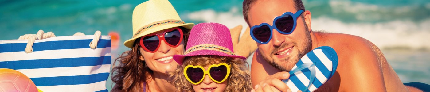 Familienurlaub am Strand &copy; Sunny studio-stock.adobe.com