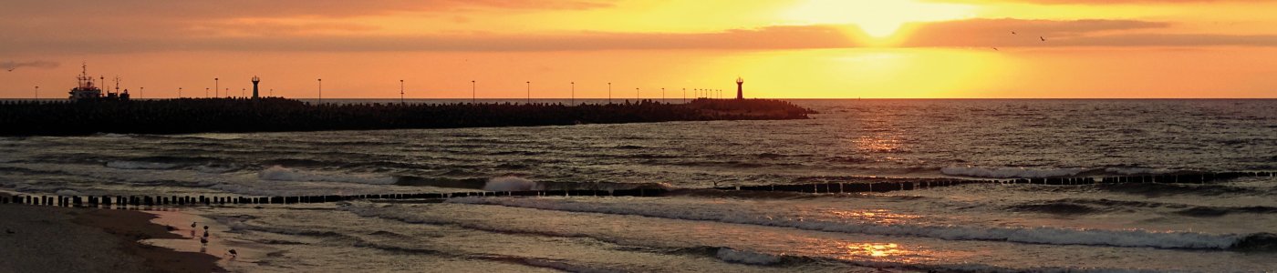Sonnenuntergang am Strand von Kolberg &copy; pixabay.com/neufal54