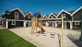 Außenansicht inkl. Spielplatz