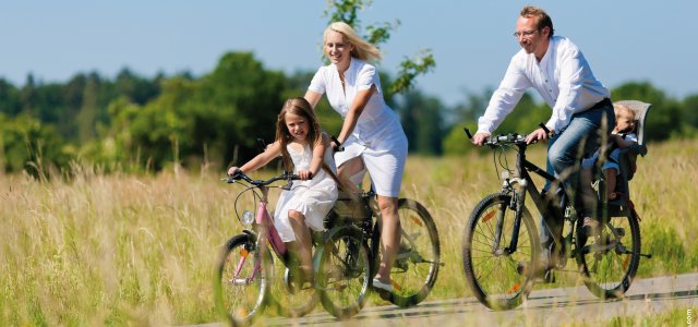 Familienausflug mit dem Rad © Kzenon-stock.adobe.com