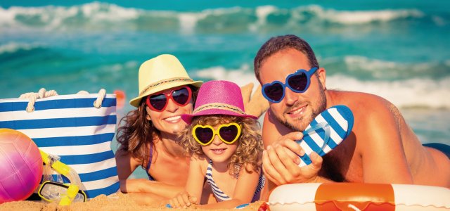 Familienurlaub am Strand &copy; Sunny studio-stock.adobe.com