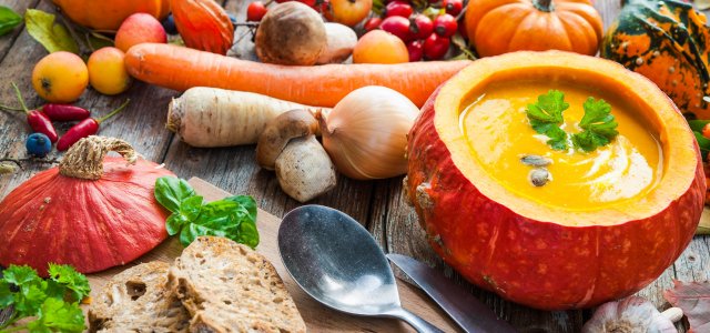 Kürbissuppe mit frischem Gemüse © fotolia.com - Alexander Raths