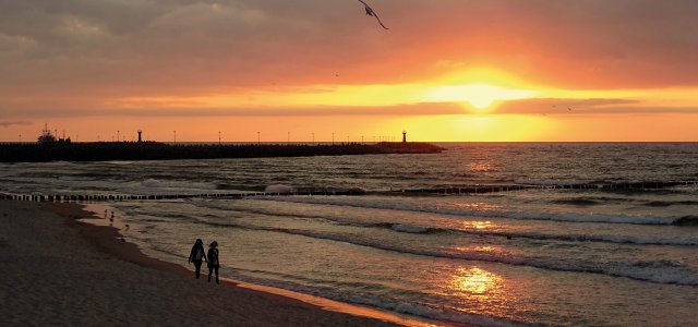 Sonnenuntergang am Strand von Kolberg &copy; pixabay.com/neufal54