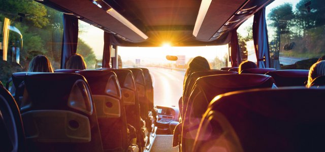 Busreise in den Sonnenaufgang © Petair-fotolia.com