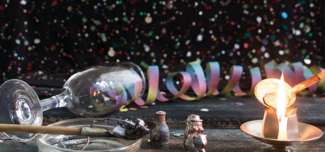 Traditionelles Bleigießen am Silvesterabend &copy; katinkah-stock.adobe.com