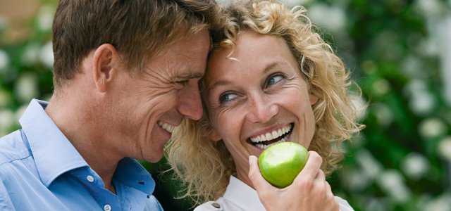 Apfel essen © Imagesource