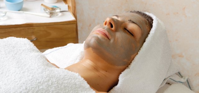 Kosmetikbehandlung &copy; Pixelshop-stock.adobe.com